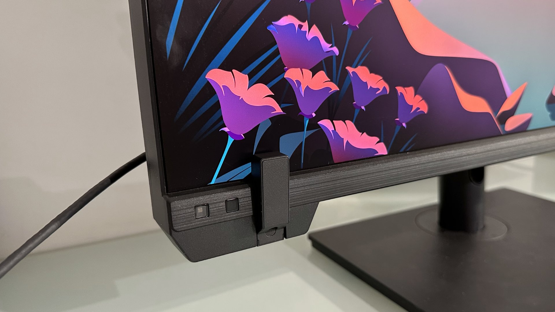 Monitor Asus ProArt PA32KCX 8K sobre un escritorio blanco en una oficina en casa durante nuestro proceso de revisión