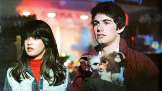 (L-R) Zach Galligan as Billy Peltzer, Phoebe Cates as Kate Beringer and Gizmo the mogwai in "Gremlins" (1984).