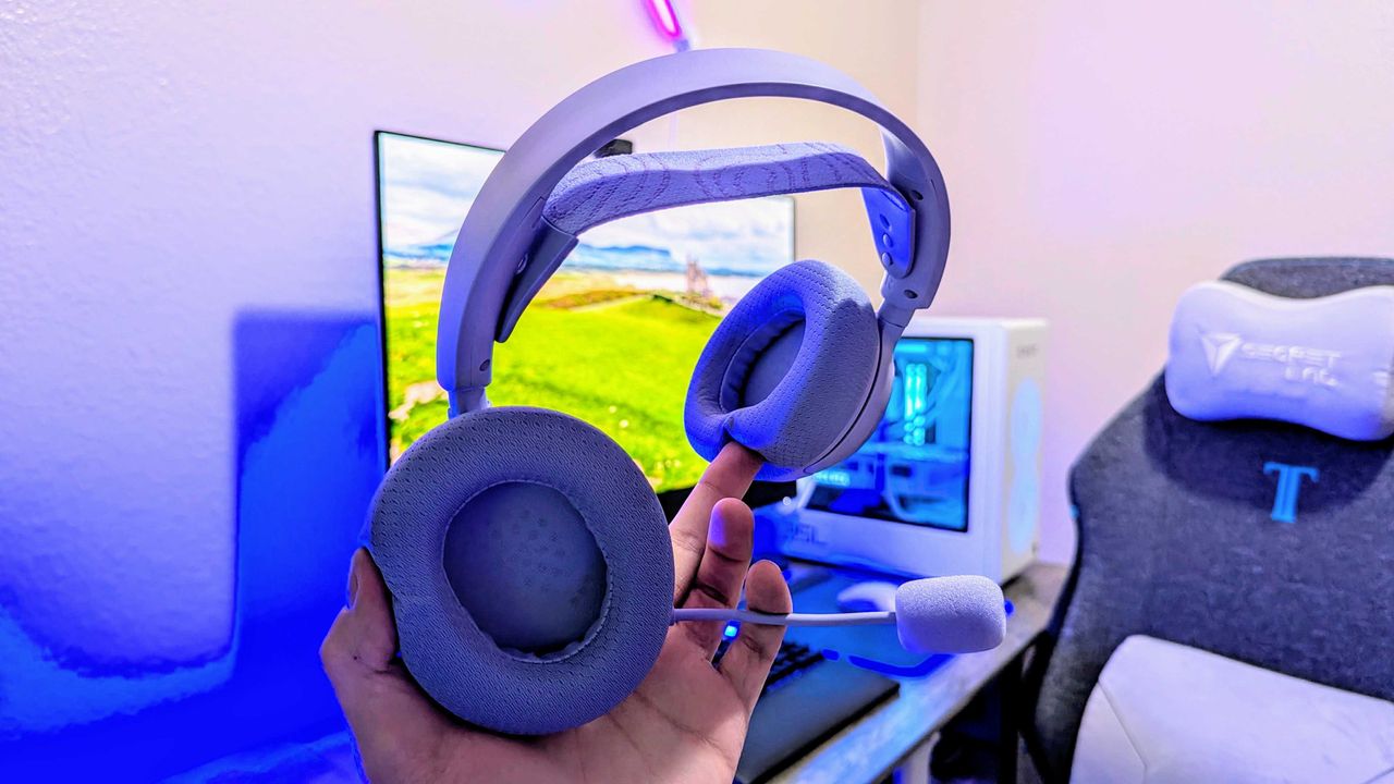 Image of the SteelSeries Arctis Nova 3X Wireless gaming headset.