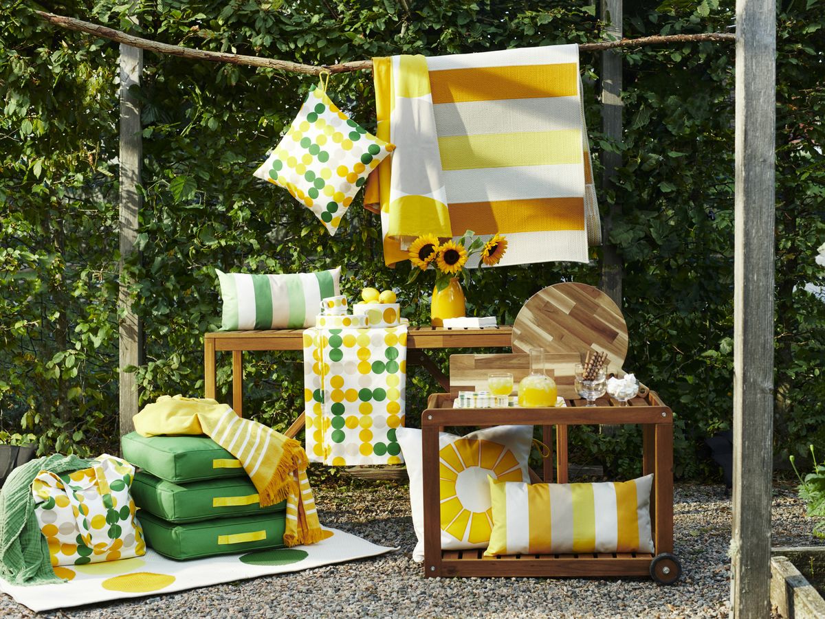 La nouvelle collection Bröggan d'IKEA offre tous les accessoires d'extérieur dont vous avez besoin pour la saison en plein air, y compris des coussins joyeux