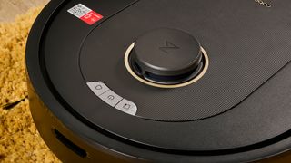 Close up of navigation puck and buttons on Roborock Q5 Pro+ robot vacuum