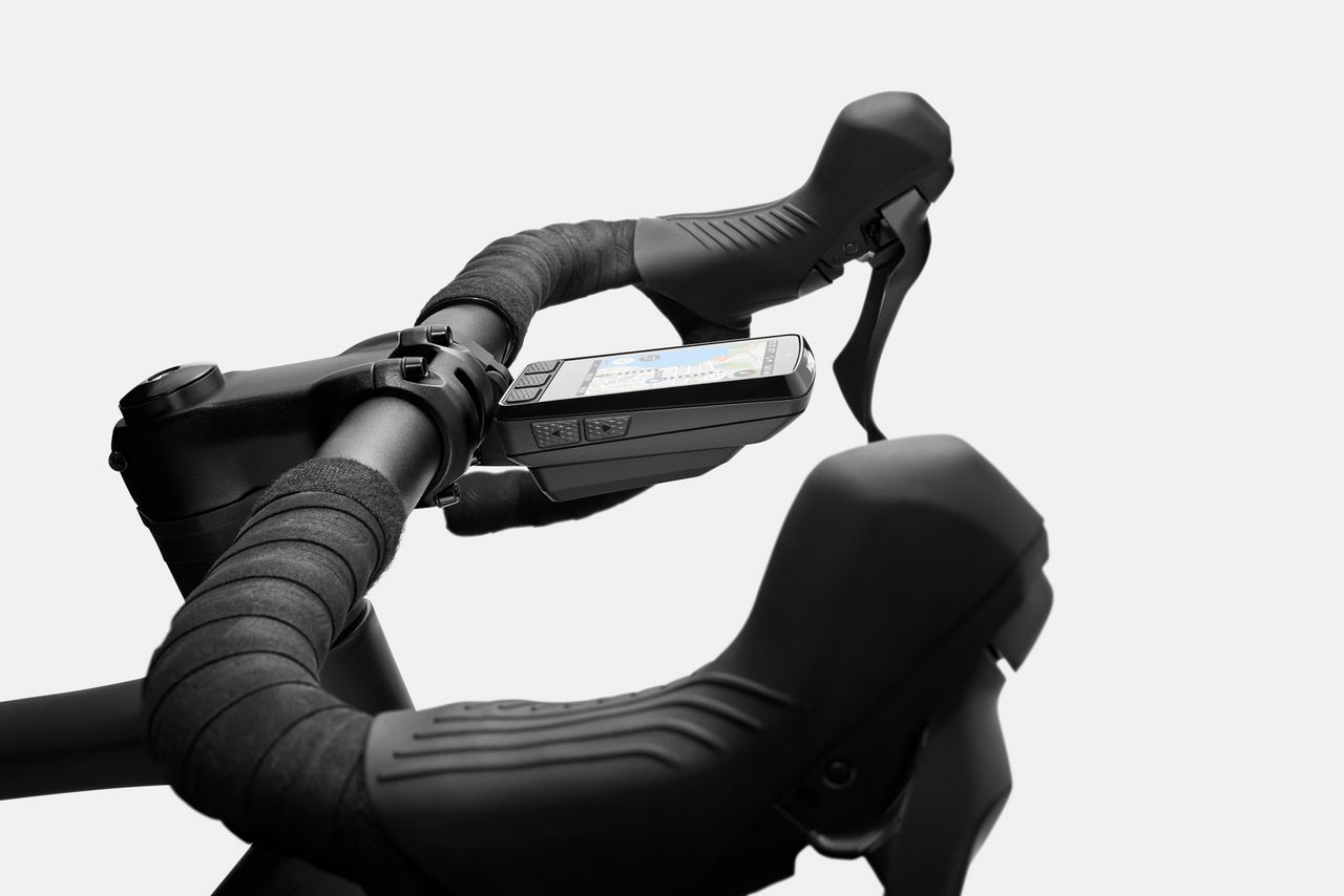 A new Wahoo Roam 3 computer mounted to handlebars