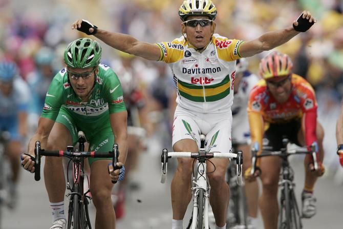 Robbie McEwen wins stage 5 of the 2005 Tour de France while Australian champion