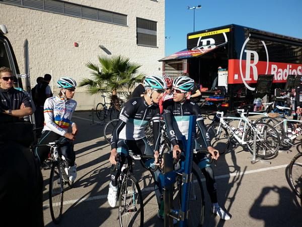 Andy Schleck and Maxime Monfort chat in Calpe.