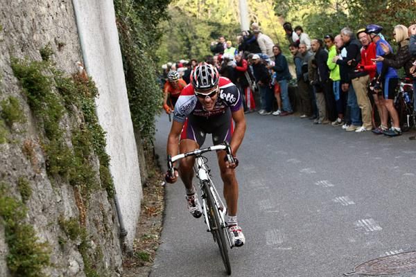 Philippe Gilbert (Silence-Lotto) makes his race-winning move on the San Fermo Della Battaglia with Samuel Sanchez (Euskaltel-Euskadi) about to make contact.