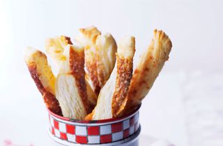 Spicy puff pastry straws