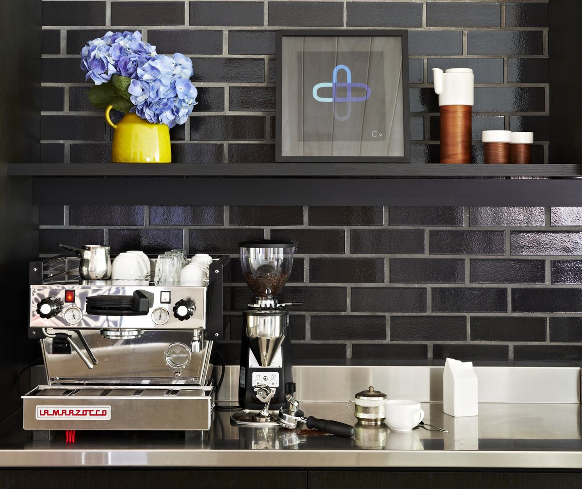 Les accessoires à café chromés sont à la mode et constituent une façon élégante de rehausser votre bar à expresso