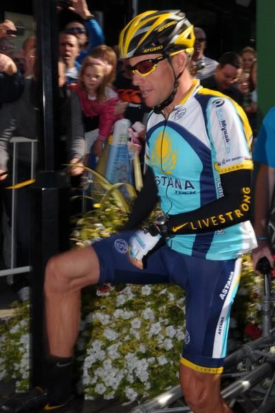 The man himself arrived at the very last minute to sign on and get stage two on the road.