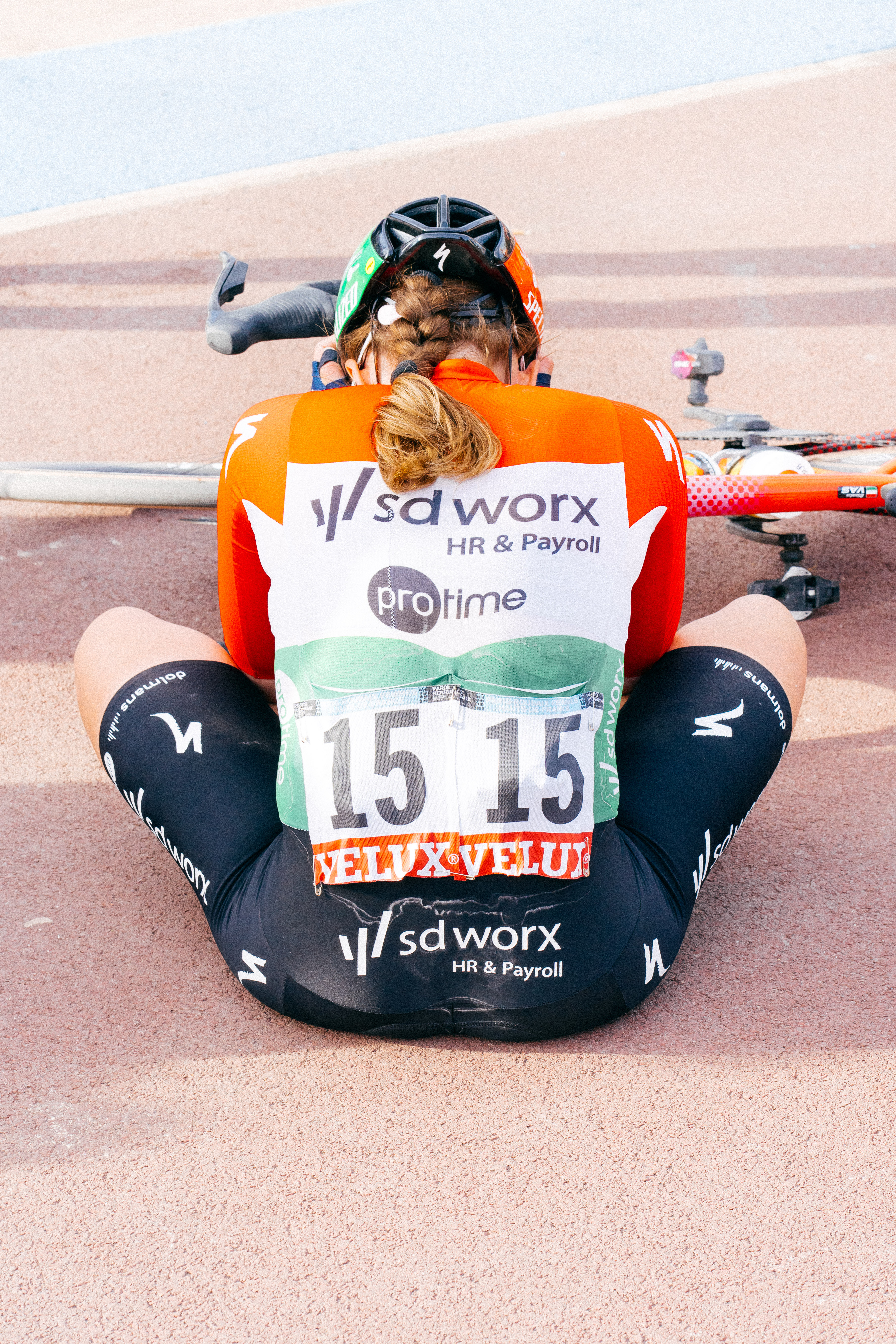 Ciclistas profesionales al final de la París-Roubaix