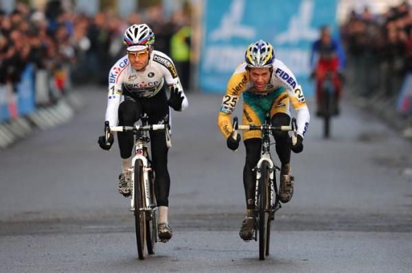 Tom Meeusen (Telenet - Fidea Cycling Team), right, beats Niels Albert (BKCP - Powerplus) to the line for fourth place.