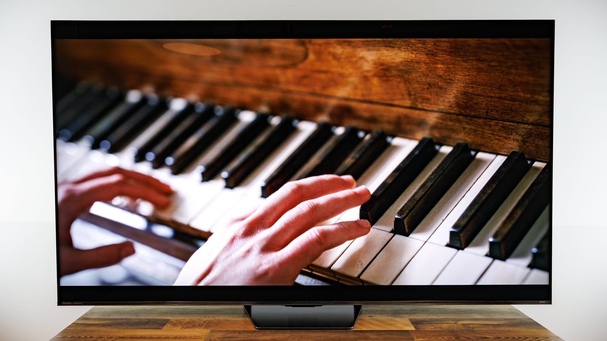 A Hisense 75UR8SG RGB MiniLED TV on a desk