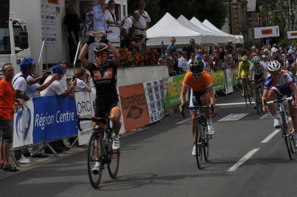 Giorgia Bronzini (Wiggle Honda) salutes as she takes the victory on stage 5 of la Route de France