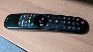 LG Magic Remote op een bruin tv-meubel