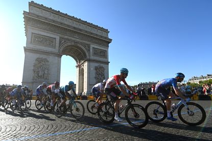 Arc de Triomphe with riders cycling in front of it