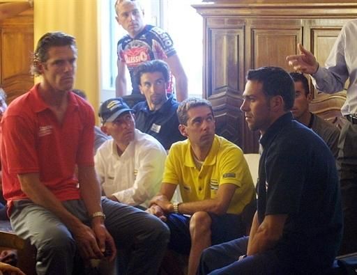 Simoni with Mario Cipollini (l), Marco Pantani and Francesco Casagrande during a riders' protest at the 2003 Giro.