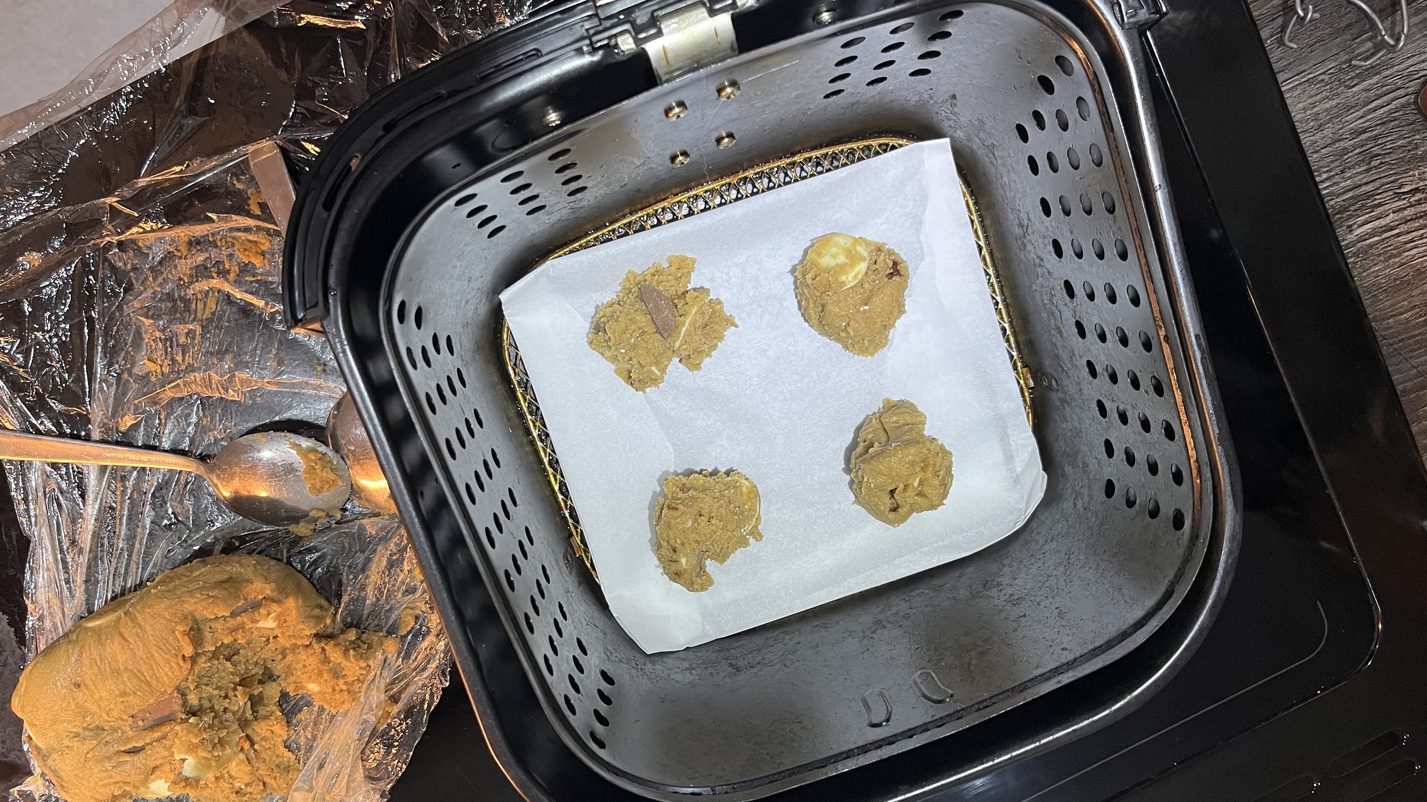 masa para galletas en la cesta de la freidora