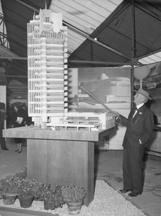 frank lloyd wright portrait showing the architect together with a skyscraper