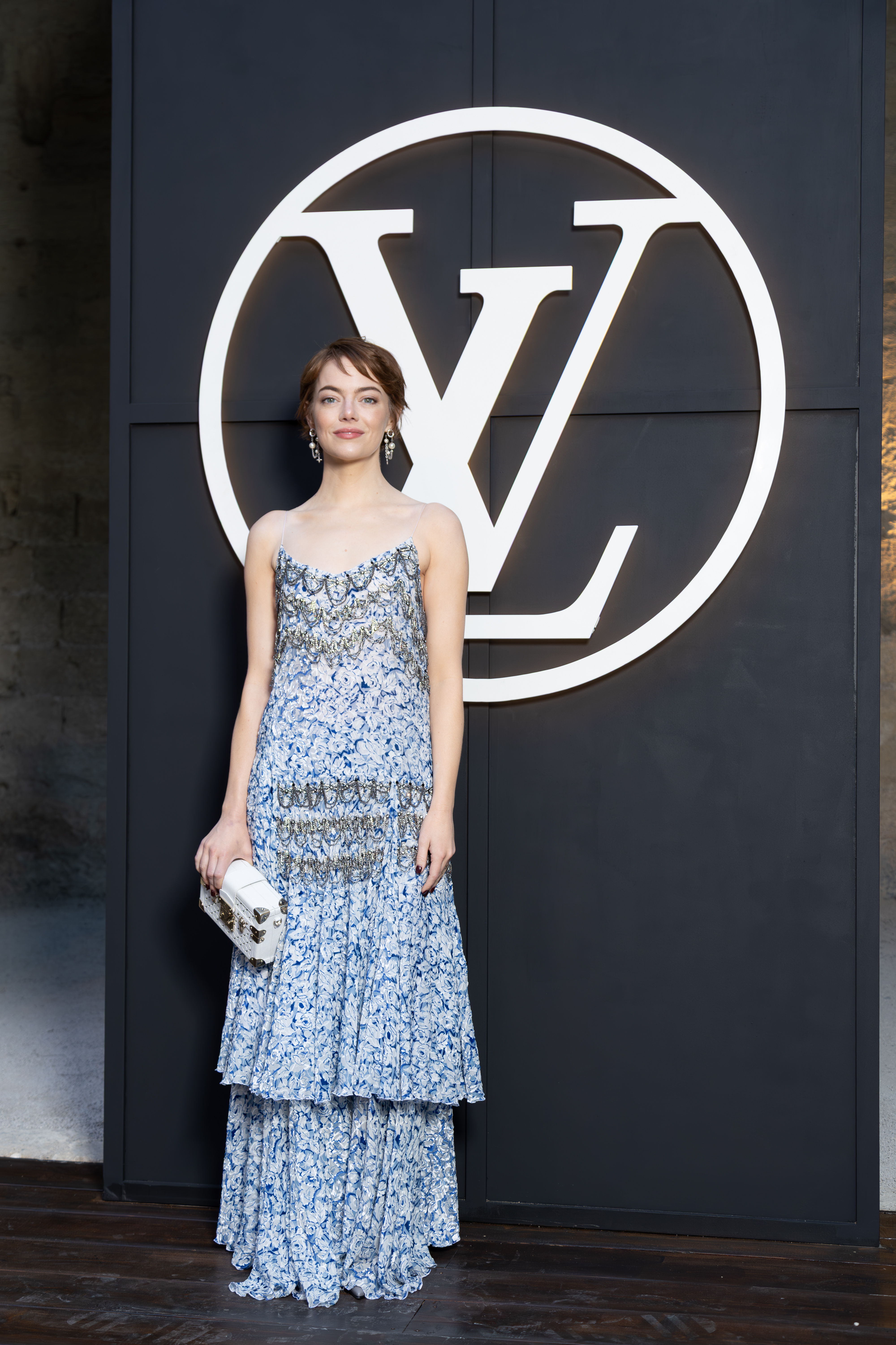 Emma Stone luce un vestido largo escalonado en el desfile Crucero 2026 de Louis Vuitton en Aviñón.