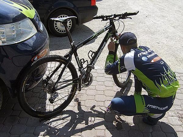 Kenneth makes Gunn-Rita's bike perfect