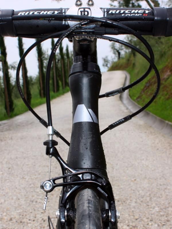 The tapered 1 1/8"-to-1 1/4" head tube features an hourglass shape to help minimize the frontal area.