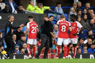 Mikel Arteta, Manager of Arsenal, speaks with Martin Oedegaard and Bukayo Saka during the Premier League match between Everton FC and Arsenal FC at Goodison Park on September 17, 2023 in Liverpool, England.