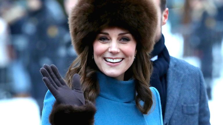Hair, Fur, Facial expression, Smile, Skin, Beauty, Hairstyle, Street fashion, Lip, Headgear,