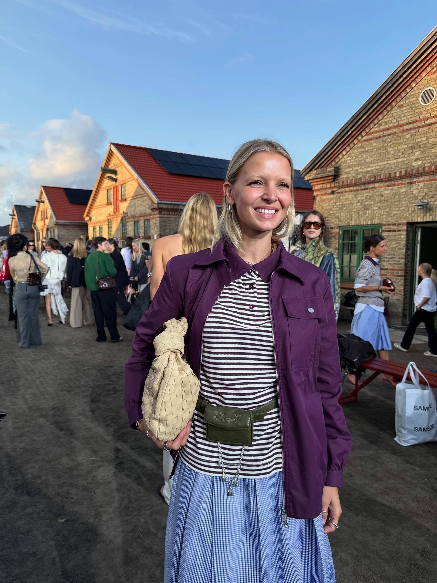 Fashion person Hollie Mercedes wears a TikTok fashion trend. She wears cargo belt bag.