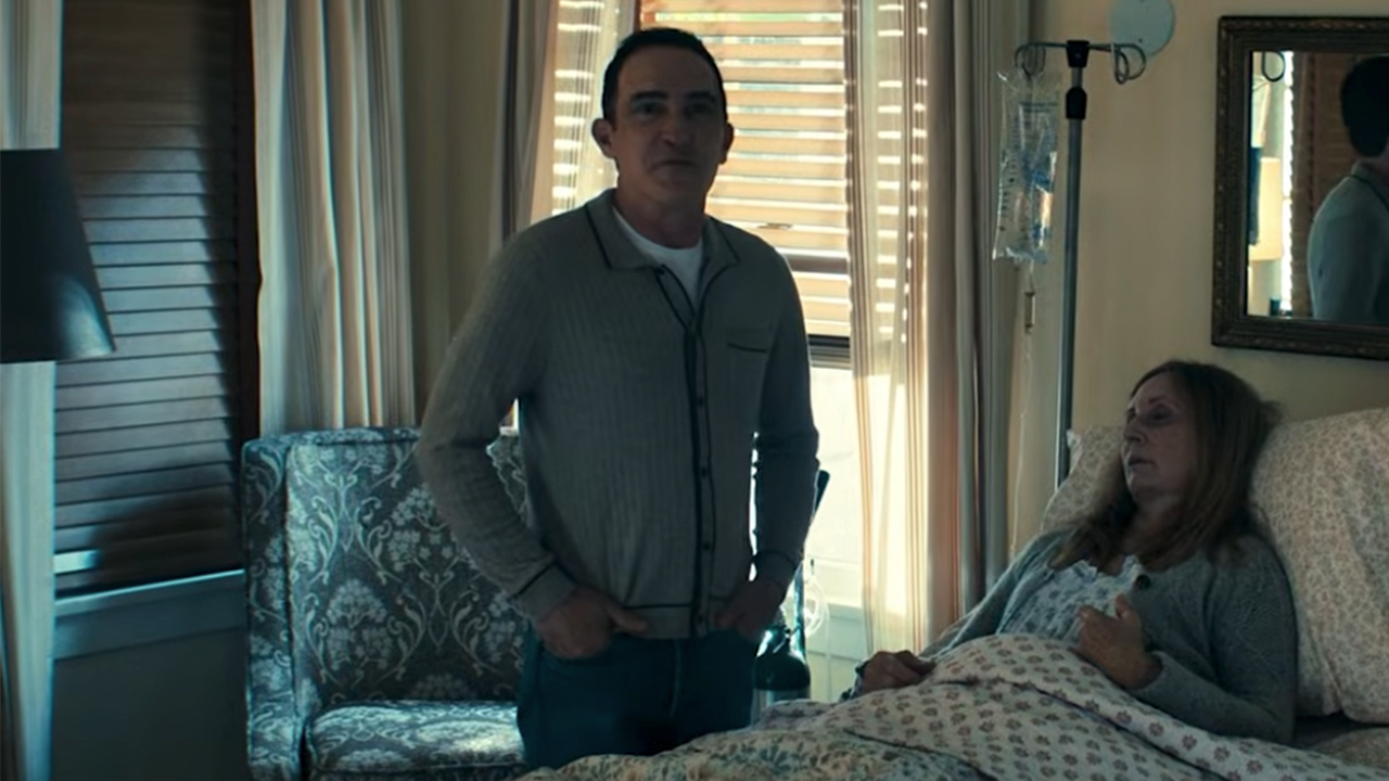 パラダイスのベッドで病気の女性の上に立つ男性