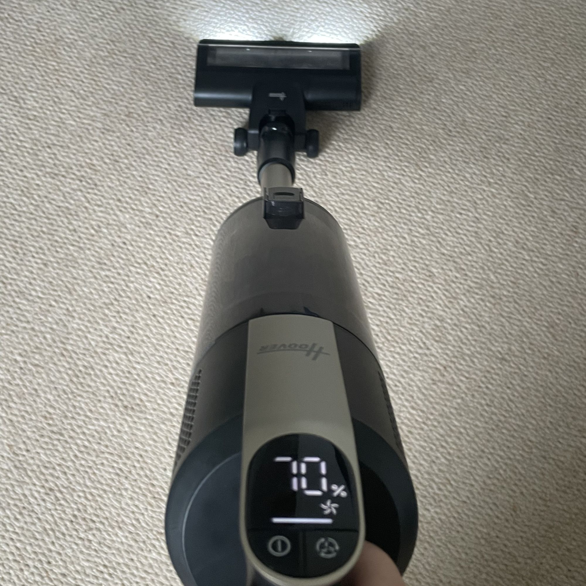 Using the Hoover HF3 Pet DynamicClean Cordless Vacuum to vacuum cream carpets