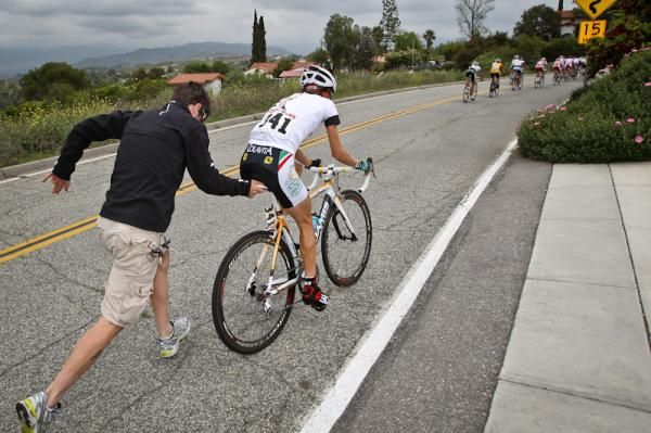 Cath Cheatley (Colavita- Forno d'Asolo) rushes to get back on after a speedy bike change.