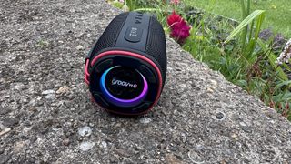 Groov-e Wave Glow outside on tarmac, with a lawn in the background