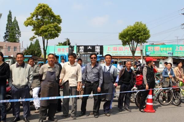 Chongming Island residents wait for the race