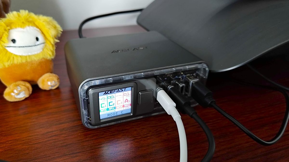 Acefast Desktop Powerstation Z4 with cables connected to USB ports
