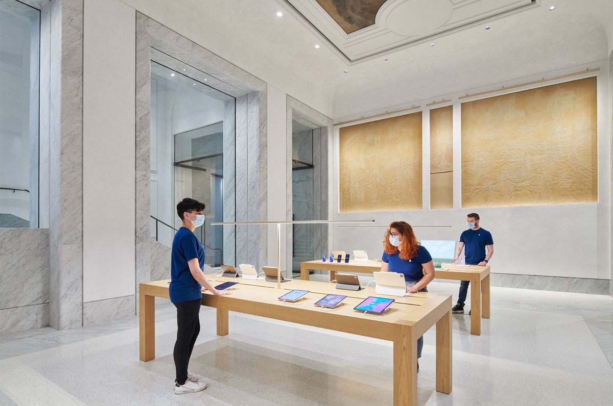 Apple Via Del Corso Opens In Rome Interior Team Members Working