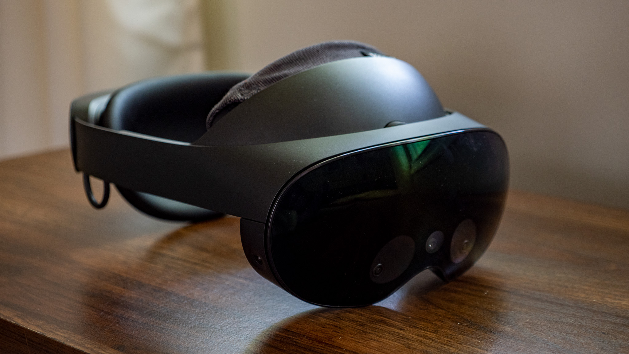 Um fone de ouvido Meta Quest Pro com uma cobertura de testa de tecido VR Cover