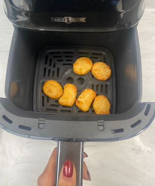 Cooking plant-based chick*n nuggets in the Paris Rhône air fryer