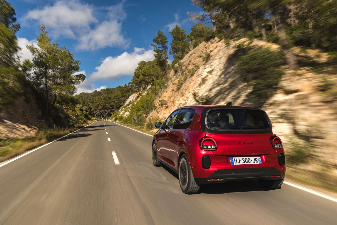 Moving shots of the Renault Twingo in Absolut Red