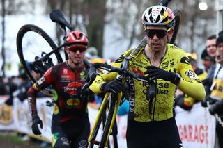 Wout van Aert holds off Eli Iserbyt at muddy match in Superprestige Gullegem