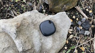 En Samsung Galaxy SmartTag Plus på en sten