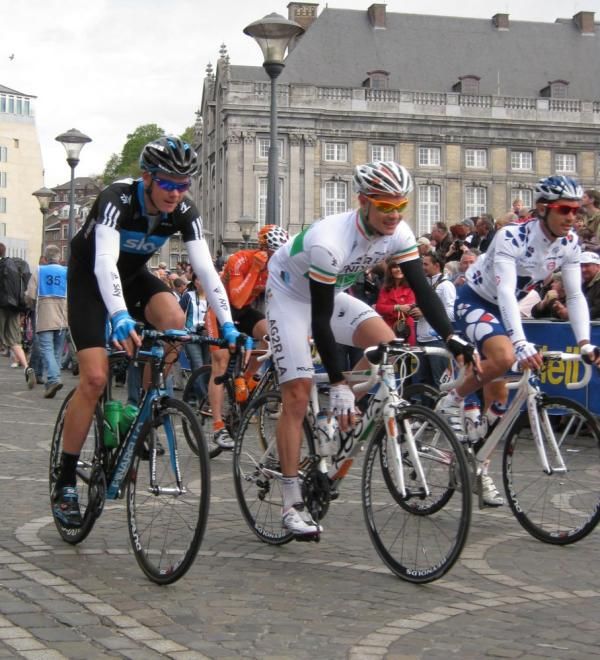 Chris Froome (Team Sky) and Nicolas Roche (Ag2r-La Mondiale) roll out from the start