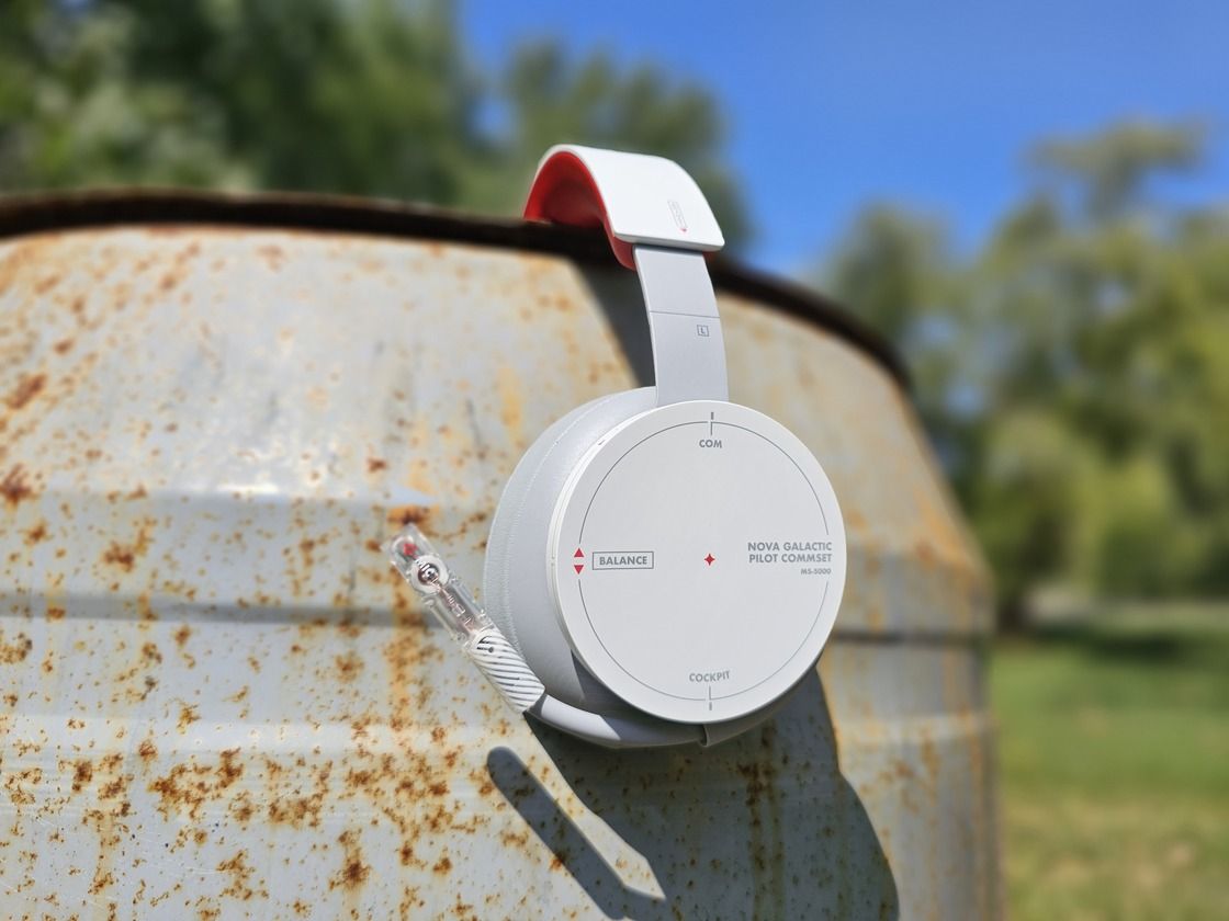 Starfield controller and headset photos placed in a rustic setting.
