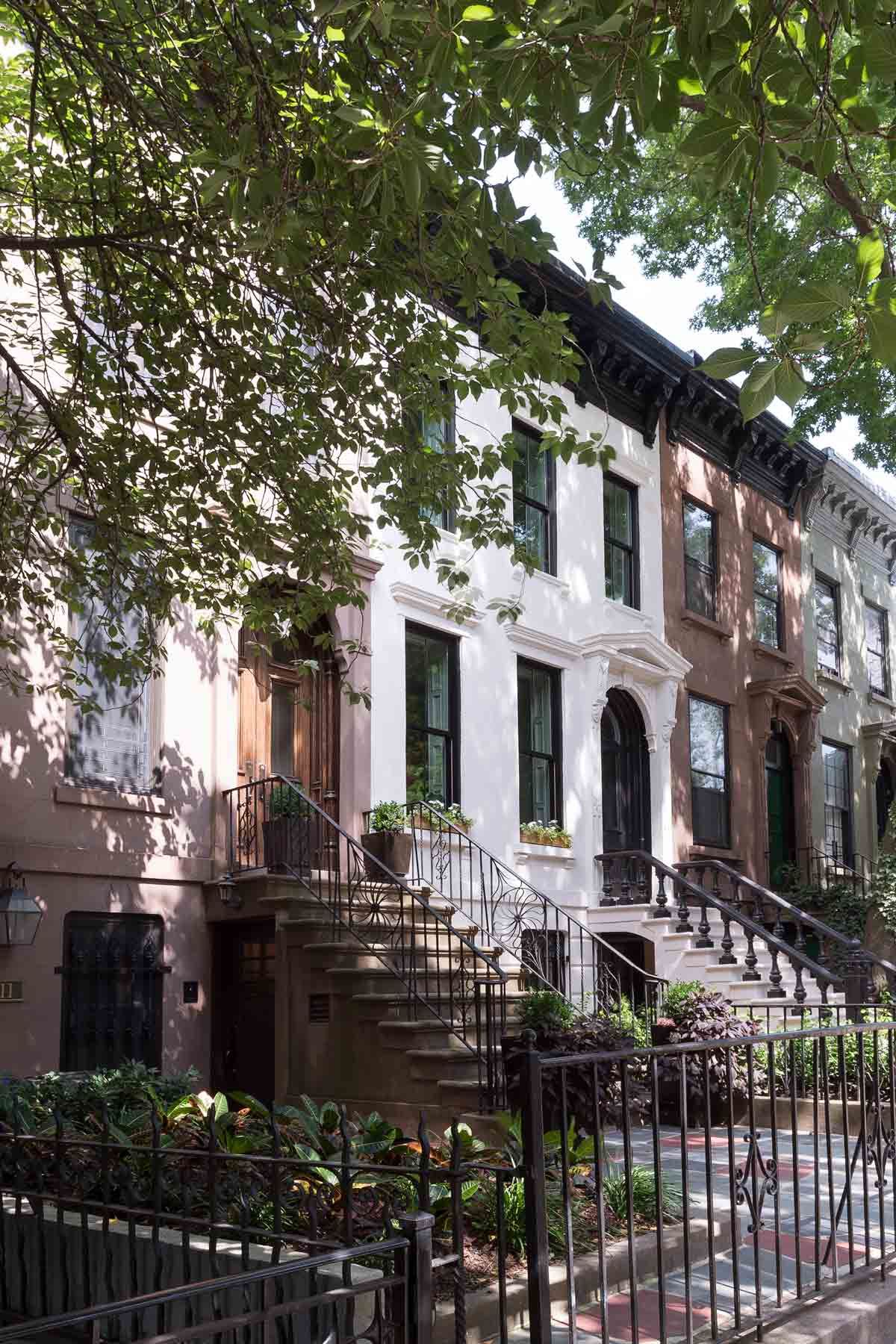 Entrez dans ce brownstone victorien à Brooklyn qui présente une palette monochrome audacieuse