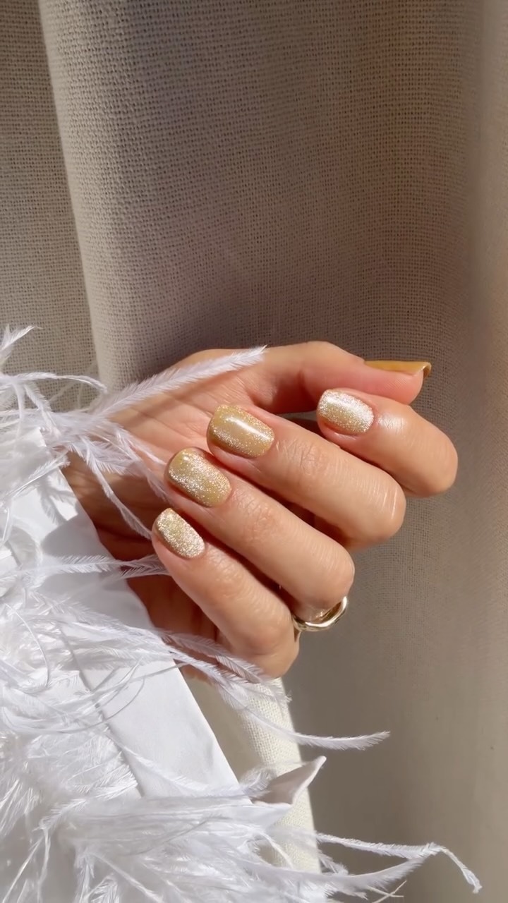 Photo of the stardust manicure trend