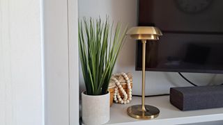 Lutris Monte-Carlo cordless lamp on shelf