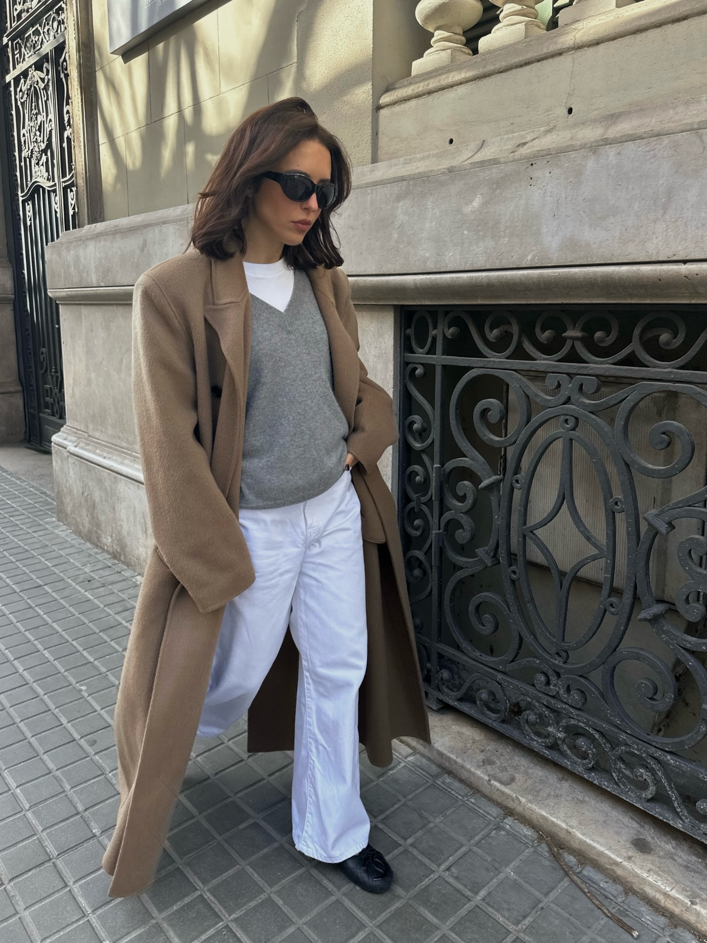 Woman wearing a spring outfit idea.