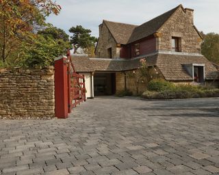 permeable paving on driveway from bradstone