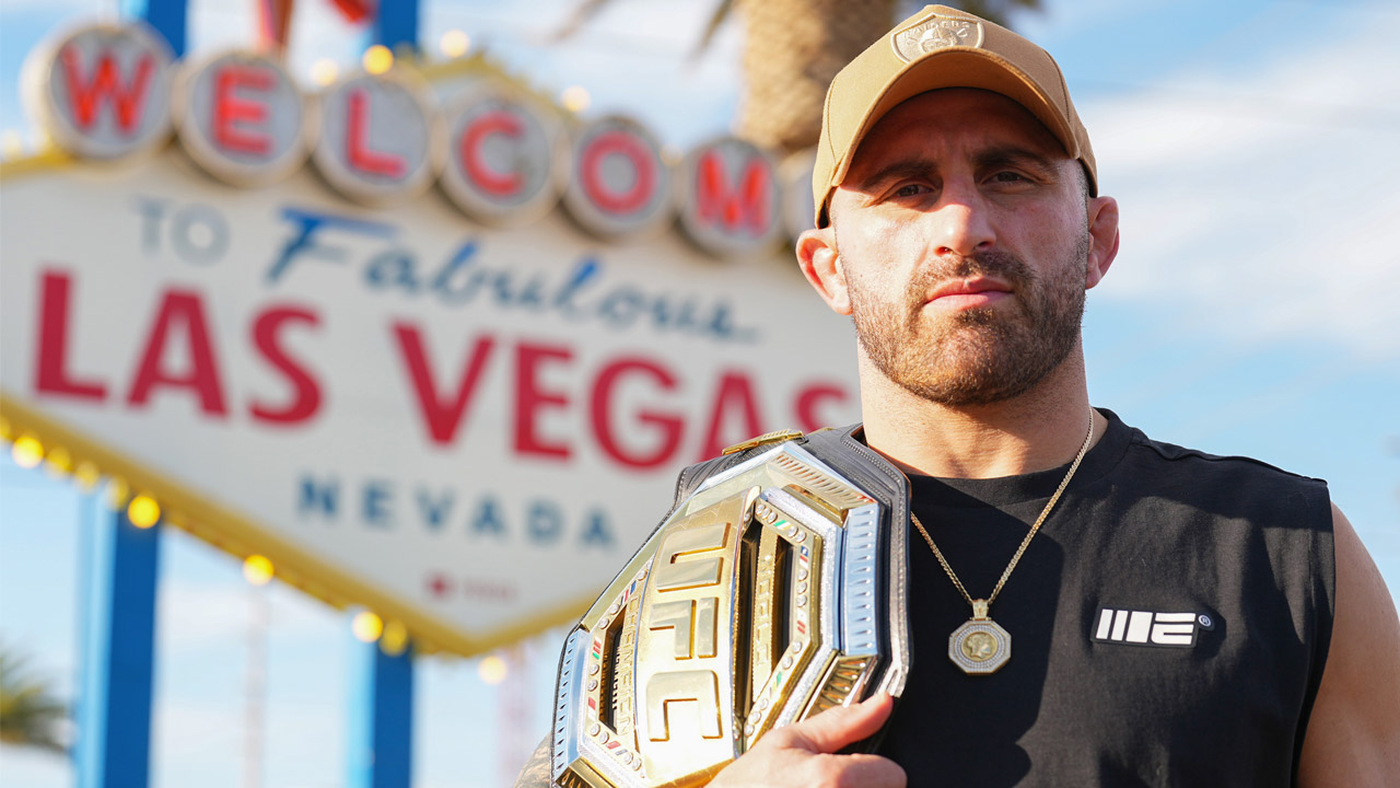 Alexander Volkanovski posa para una foto frente al letrero Bienvenido a Fabulous Las Vegas durante la Semana Internacional de Lucha de UFC el 3 de julio de 2023 en Las Vegas, Nevada
