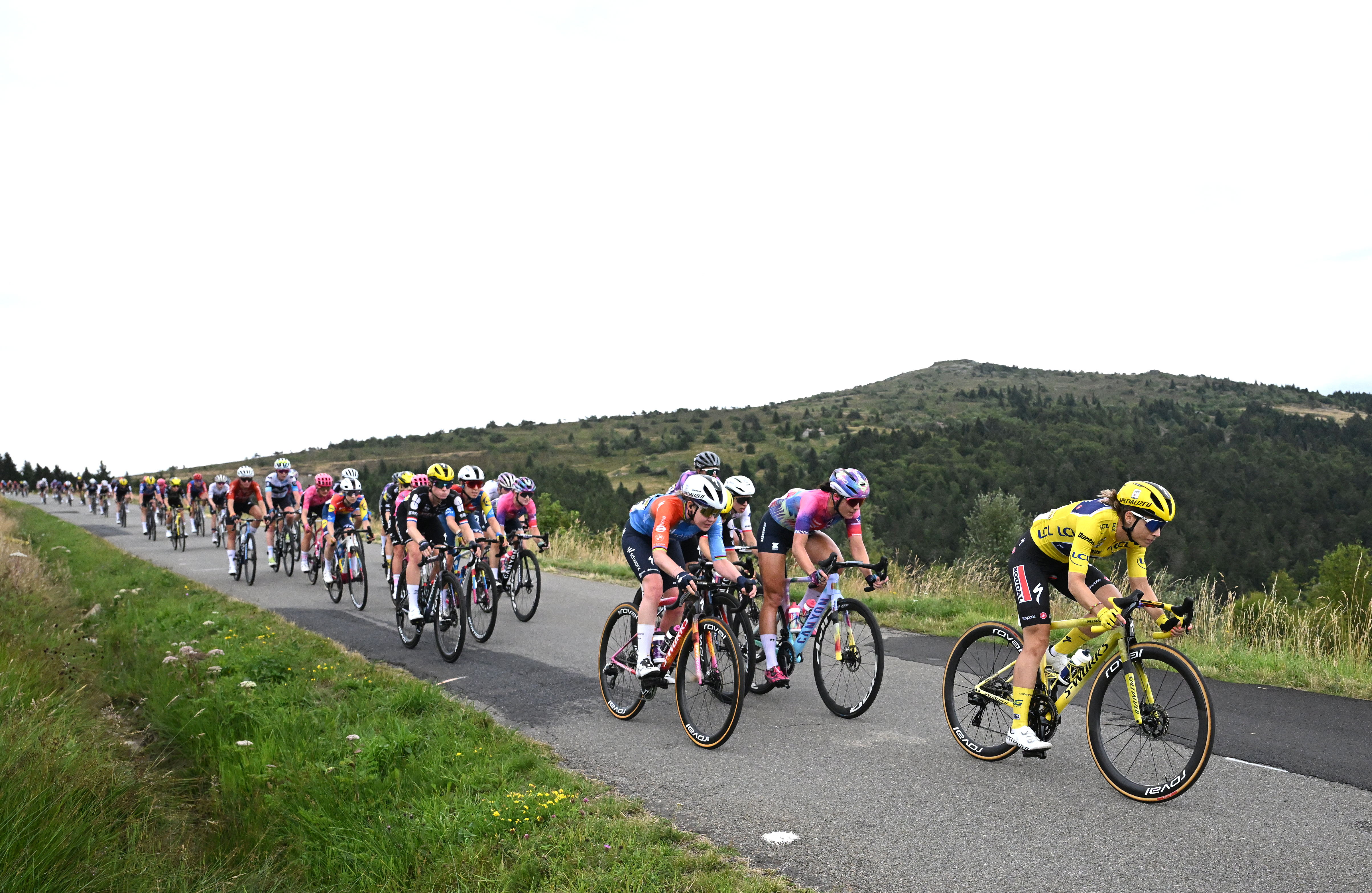 The women&#039;s peloton at the Tour de France Femmes