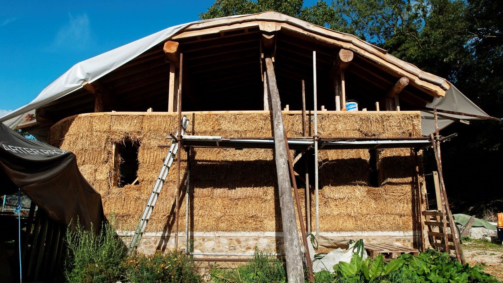 Straw bale insulation Pros, cons, costs and more Homebuilding