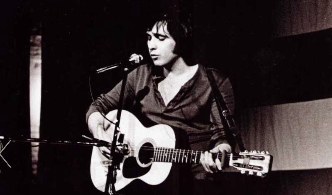 Don McLean plays the 1969 Martin 00-21 on which he wrote the song Vincent